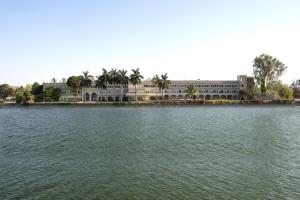 乌代浦拉肯德酒店的一个大的建筑,在一大片水体前