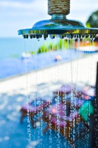 Haad Chao Phao哈德朝宝海上花园度假酒店的喷泉的近距离,水滴滴