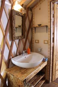 Civitella MarittimaGlamping il Sole的浴室设有白色水槽和镜子