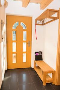 博希尼Brunarica Murka的一个带长凳的房间里有一个橙色的门