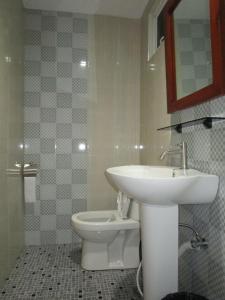 美岸维根地铁EA旅舍的浴室配有白色水槽和卫生间。