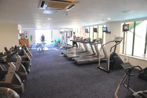 宾利休闲俱乐部Spa贝斯特韦斯特PLUS酒店的健身中心和/或健身设施