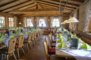 巴特彼得斯塔尔Hotel zum Breitenberg的用餐室配有桌椅和绿色餐巾