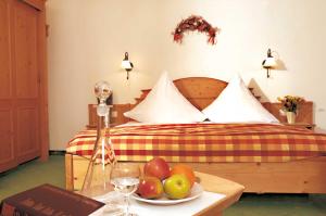 巴特彼得斯塔尔Hotel zum Breitenberg的一间卧室,配有一张桌子上放有果盘的床