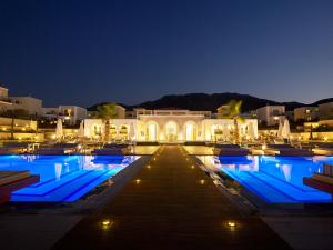 耶奥伊乌波利斯安妮莫斯超豪华度假酒店 的夜晚的游泳池,灯光蓝色