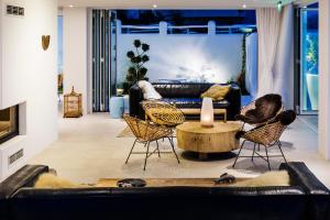 索佐波尔Sea Sense Boutique Hotel & Wellness的客厅配有沙发、椅子和桌子