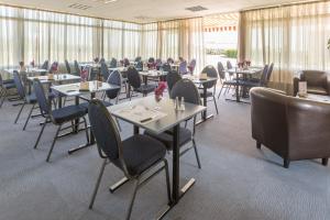 圣加来按酒店的一间设有桌椅的用餐室,可供用餐的客人使用