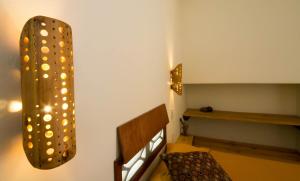 波波约Red Pepper Popoyo的一间设有长凳和墙壁灯的房间
