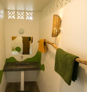 波波约Red Pepper Popoyo的浴室提供绿毛巾和镜子
