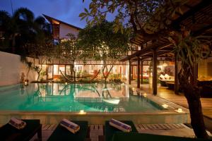 沙努尔纳姬萨巴厘的卡西斯别墅的度假村中央的游泳池