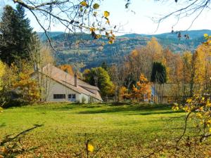 Ban-sur-Meurthe-ClefcyChambre&Table d'hotes PtitMonde的秋天的农场,有田野和房子