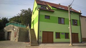 克伦特尼采米库洛娃凯乐尼斯公寓的一座绿色房子,旁边设有楼梯