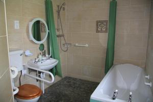 OldcastleGlenboy Country Accommodation的浴室配有卫生间、盥洗盆和浴缸。
