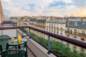 巴黎馨乐庭巴士底狱巴黎里昂车站酒店的设有一个配有桌椅并享有美景的阳台。