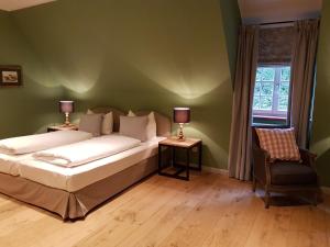 普拉特灵胡特优质旧木乡村餐厅酒店的卧室配有床、椅子和窗户。