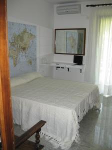 麦比欧B&B ca di luca的卧室配有一张床,墙上有地图