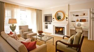 卡尔斯巴德阿维亚拉四季住宅俱乐部酒店的带沙发和壁炉的客厅