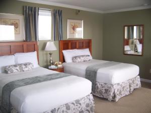 约克Sunrise Motel的酒店客房带两张床和两个窗户