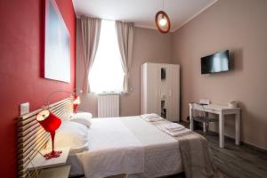 巴勒莫Le Cupole Design的卧室配有白色的床和红色的墙壁