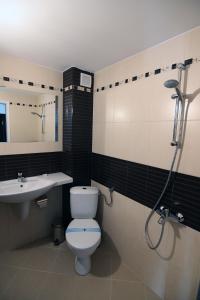 加布罗沃科里奥瓦特卡什塔酒店的浴室配有卫生间、盥洗盆和淋浴。