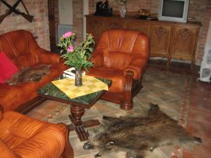 奈达维拉埃尔度假屋的客厅配有两把椅子和一张花瓶桌子