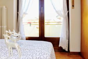 科马诺泰梅科马诺温泉度假屋的窗前的床上的白色椅子