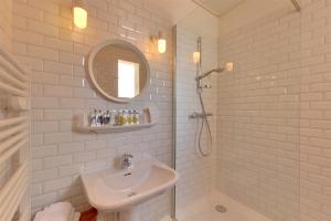 塞特港蓝色洛尔克酒店的白色的浴室设有水槽和淋浴。