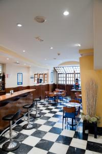 布尔戈斯科登酒店的一间位于一楼的餐厅,配有桌椅