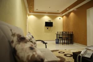 吉赞Beauty Rayan 2的带沙发和电视的客厅