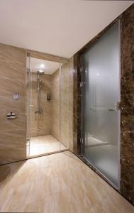 台北贵族商务饭店的浴室里设有玻璃门淋浴