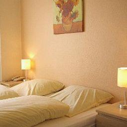 汉诺威市场教堂酒店的一间卧室设有两张床和两张台灯。