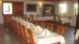 马里博尔约安内斯观光农场旅馆的餐馆里的一组桌椅