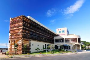 金山区金山海湾温泉会馆的街道边的一座大型木结构建筑