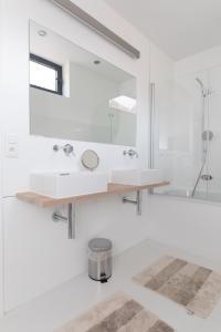 根特西班牙法院公寓的白色的浴室设有水槽和淋浴。