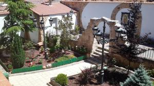 莱尔马米赛诺庄园酒店的庭院和街灯的房子