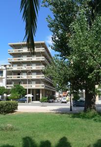 斯巴达蒂斯克里酒店的一座大建筑,前面有棕榈树