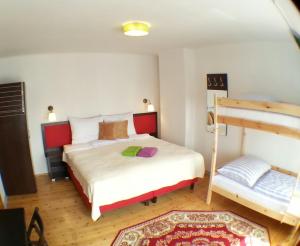斯维诺乌伊希切Moniuszki24的一间卧室配有两张床和一张双层床。
