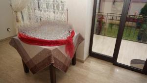 TurceniMarigab的窗边的玻璃桌,上面有红布
