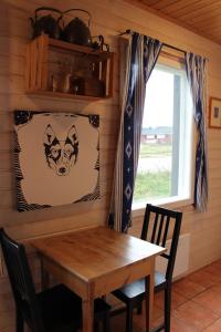 伊纳利Villa Lanca Activities的窗户客房内的一张木桌和椅子