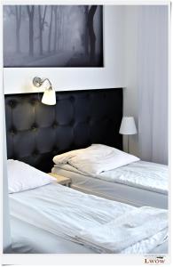 海乌姆利沃夫酒店的卧室内的两张床,墙上挂着一幅画