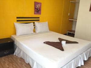 皮皮岛可可宾馆的一张白色的大床,带两条毛巾