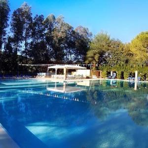 MontevagoTerme Acqua Pia的一个带凉亭的大型蓝色海水游泳池