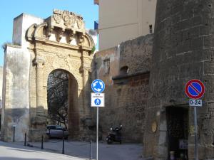 夏卡Case Porta San Salvatore Sciacca的建筑物前面有标志的大门