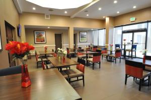 Comfort Inn & Suites Aberdeen餐厅或其他用餐的地方