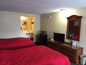 梅里尔维尔FairBridge Inn Express Merrillville的酒店客房设有两张床和电视。
