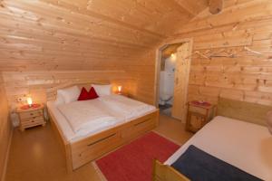 胡普加顿蒂弗雷格林内尔霍夫酒店的小木屋内一间卧室,配有一张床