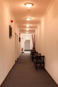 德累斯顿德累斯顿维夫酒店的走廊上设有长椅的走廊