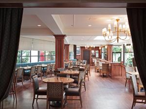 温哥华张艾嘉酒店的用餐室设有桌椅和窗户。