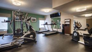埃尔克格罗夫村奥黑尔北/埃尔克格罗夫最佳西方品质酒店的一间健身房,里面配有几台跑步机