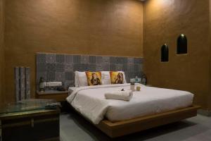 NūrpurRAJA KA BAGH - A Boutique Hotel的一间卧室配有一张大床和毛巾